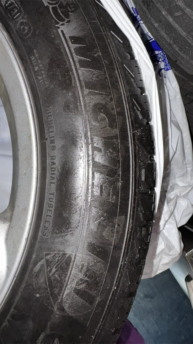 Winter Michelin Tire on Lexus Rim - Size 235/60R18 image indicator(5)