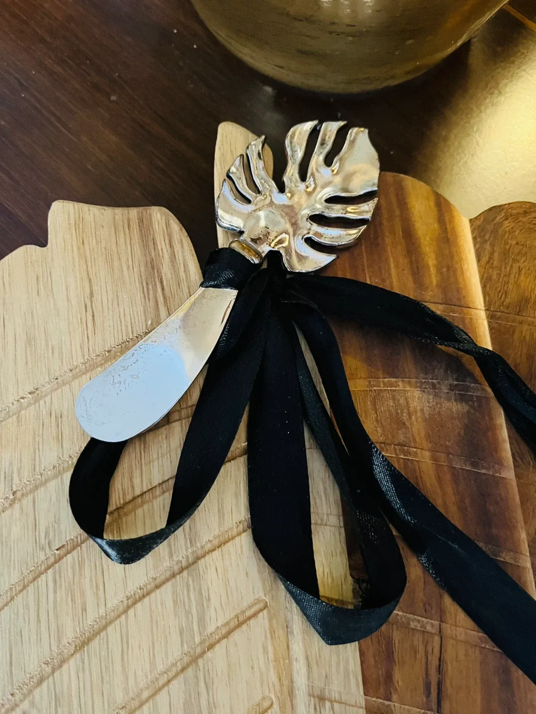 Leaf-Shaped Wood charcuterie board and Spreader image indicator(3)