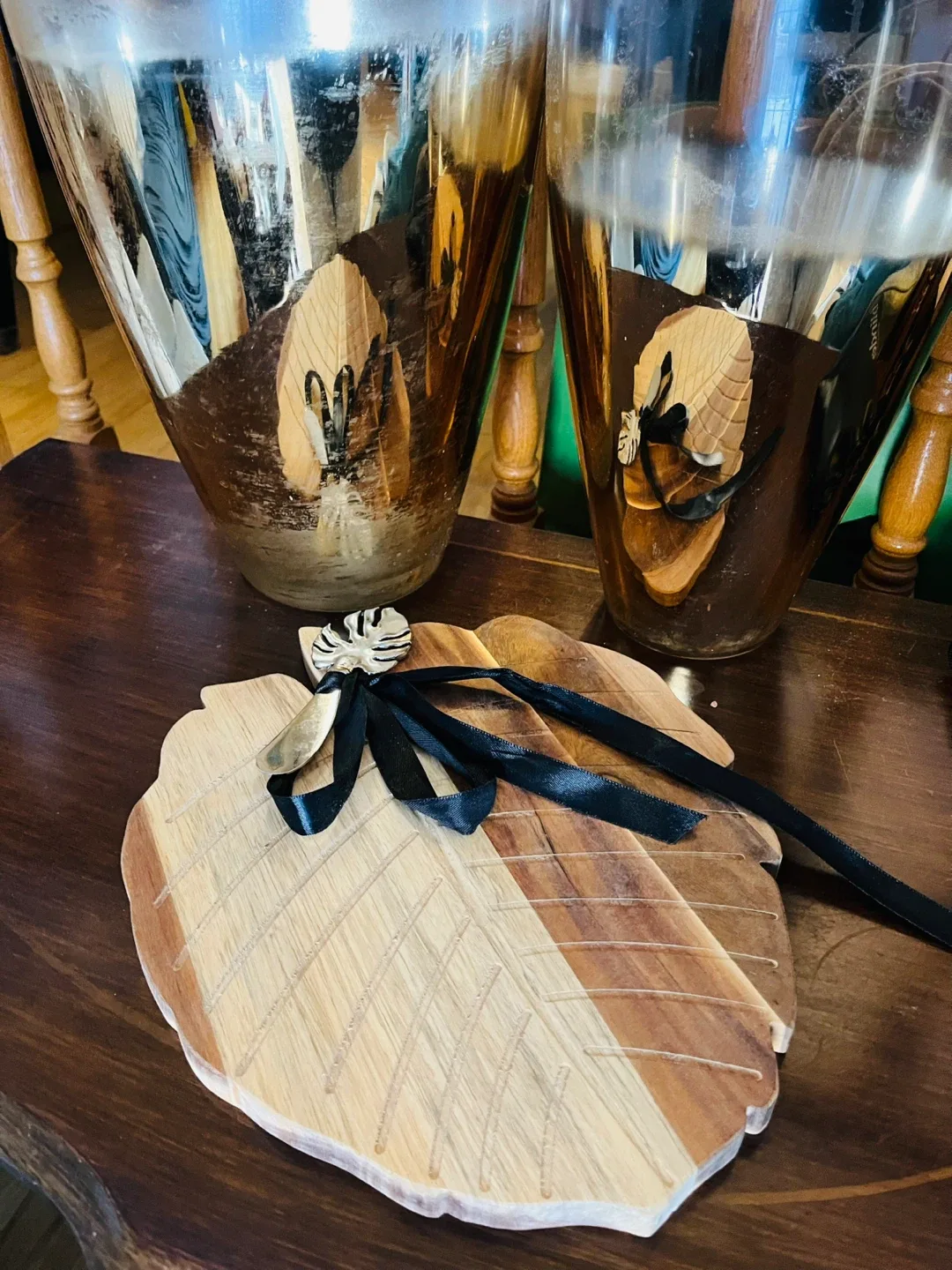 Leaf-Shaped Wood charcuterie board and Spreader image indicator(2)