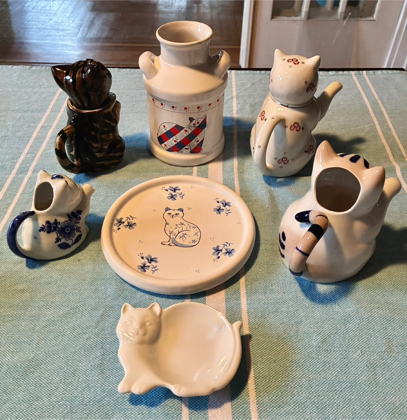 Set of 7-Cat Creamers, TeaBag Holder & Trivet image indicator(2)