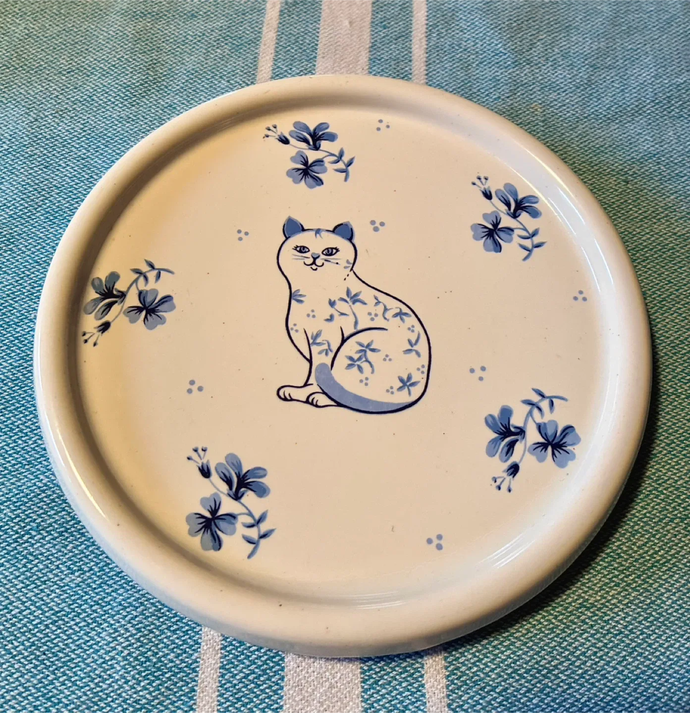 Set of 7-Cat Creamers, TeaBag Holder & Trivet image indicator(8)