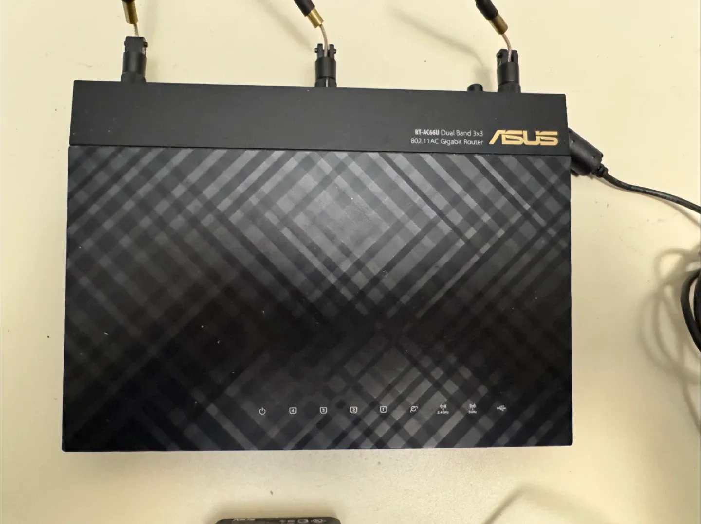 Asus RT-AC68U Dual Band Gigabit Router image indicator(2)