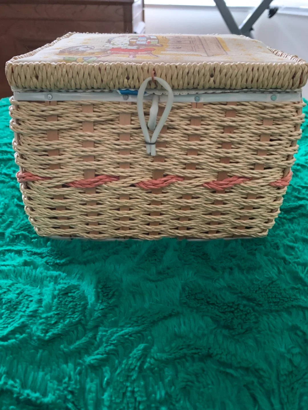 Vintage Wicker Sewing Basket image indicator(2)