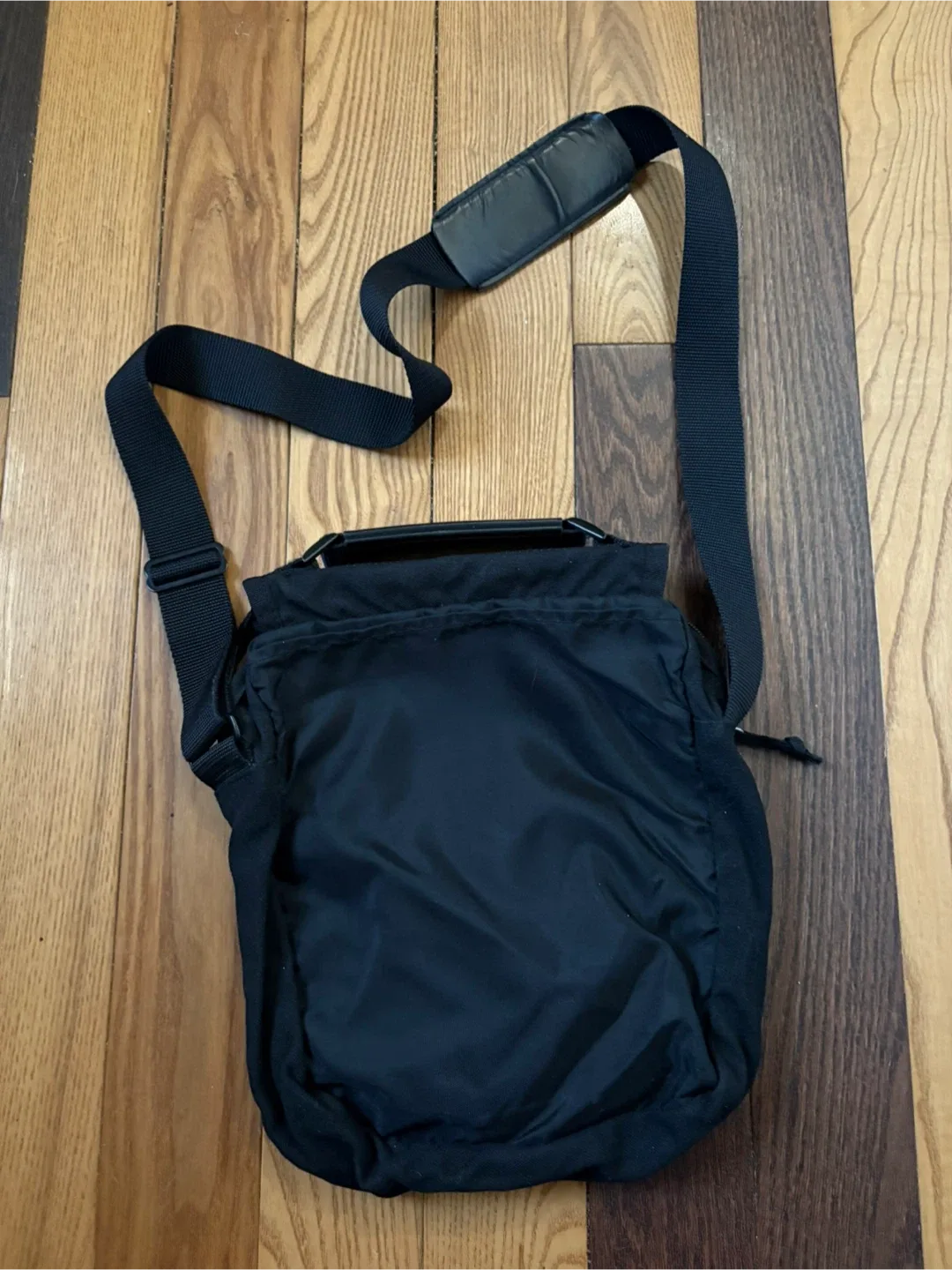 MEC Mountain Equipment Coop crossbody sling bag tnf acg image indicator(3)