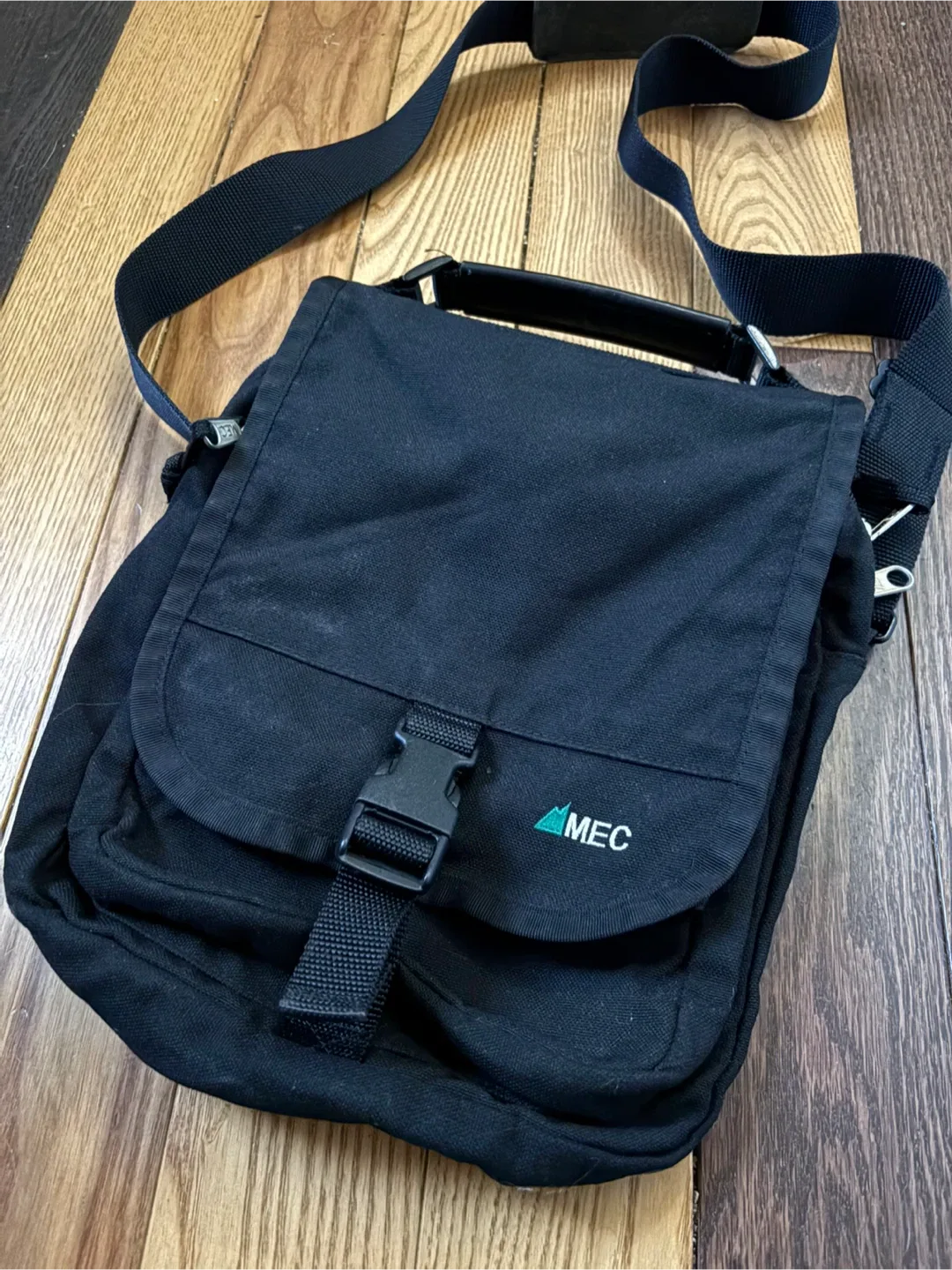 MEC Mountain Equipment Coop crossbody sling bag tnf acg