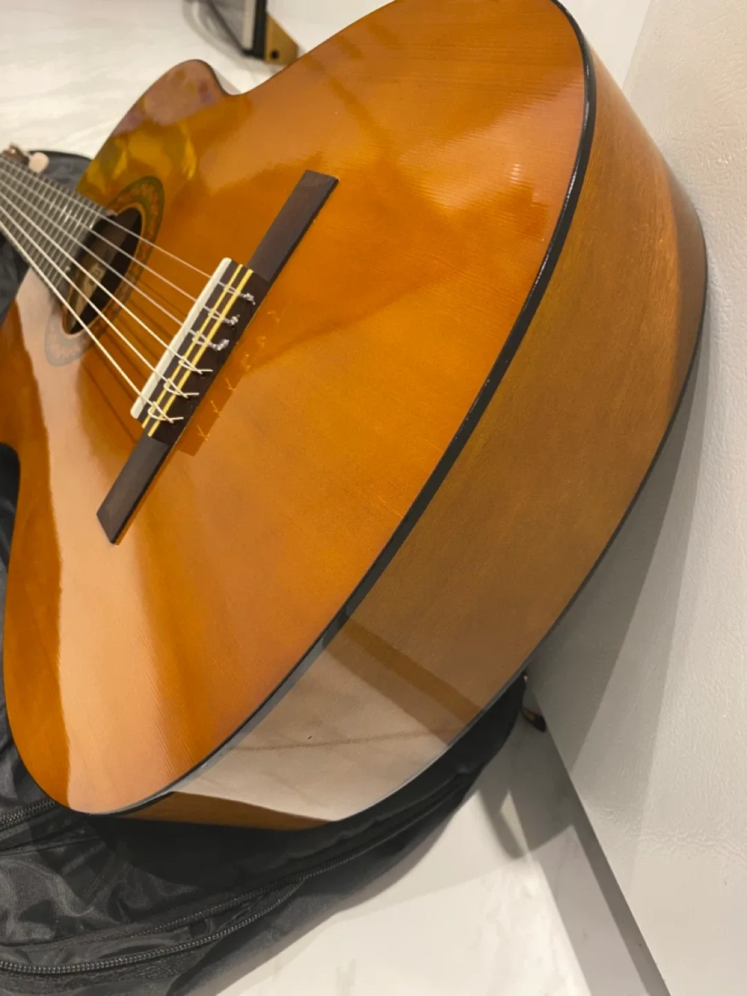 Acoustic Guitar with Case image indicator(4)