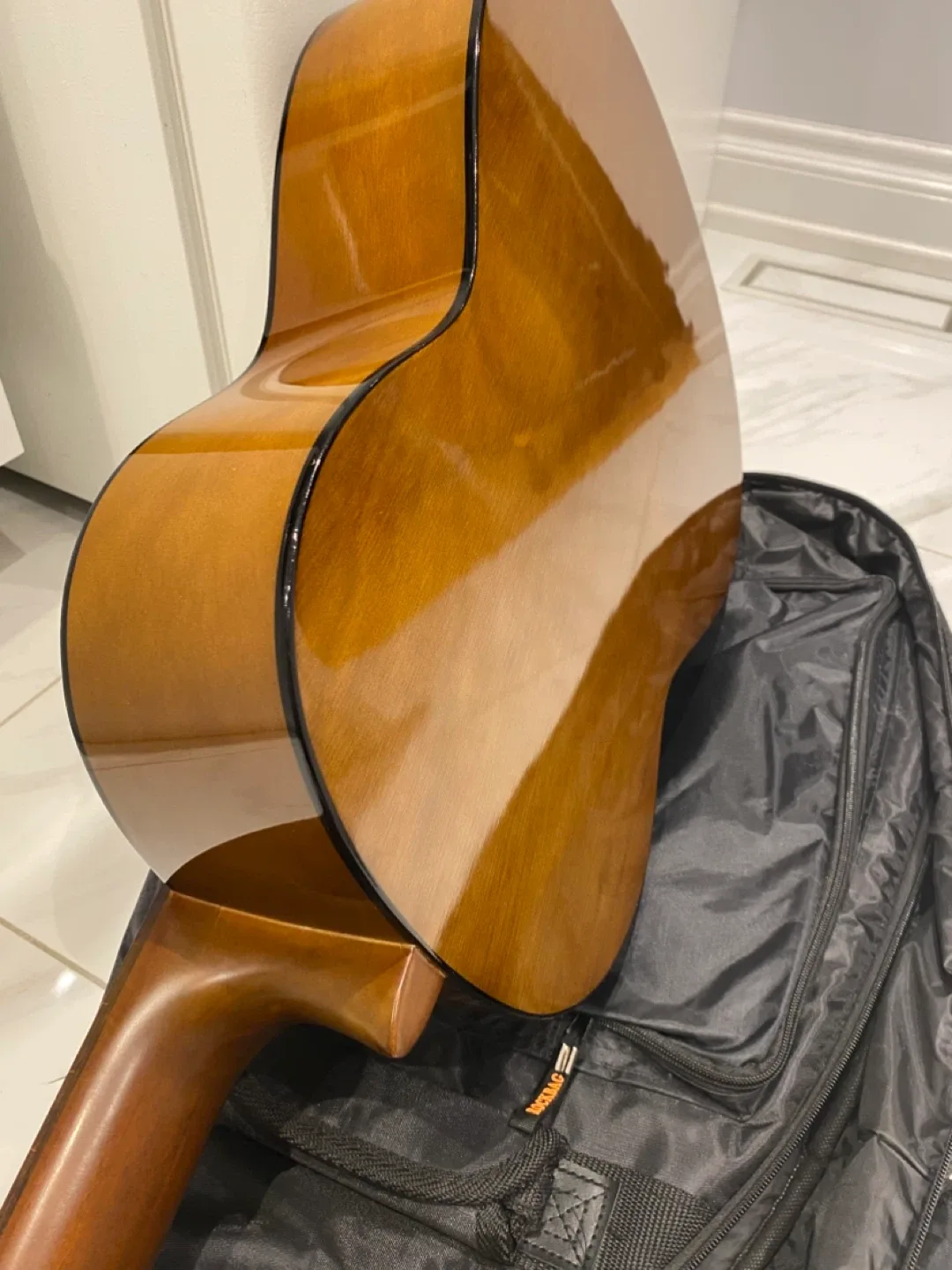 Acoustic Guitar with Case image indicator(2)