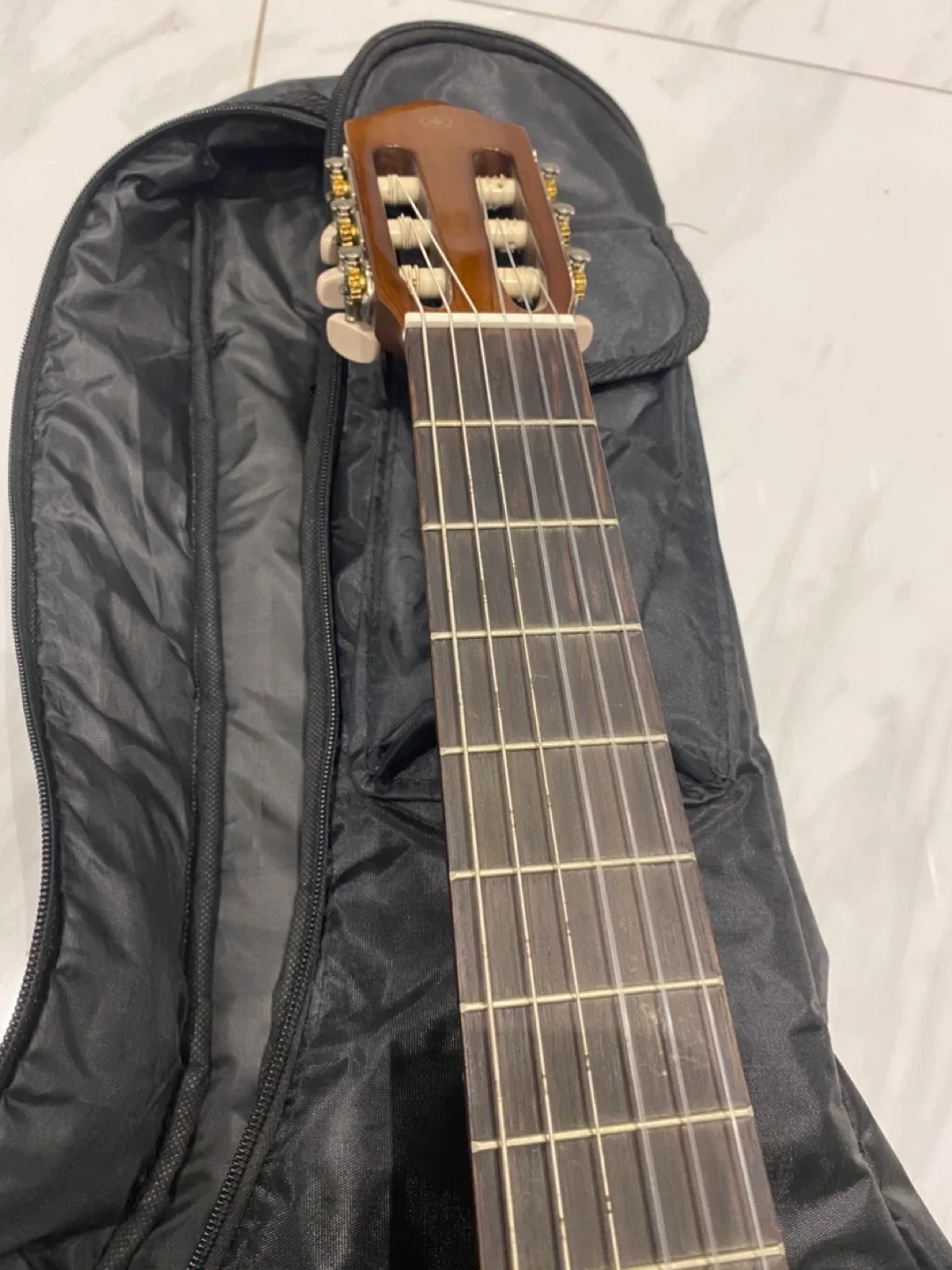 Acoustic Guitar with Case image indicator(7)