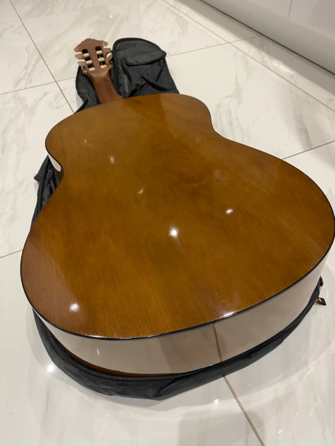 Acoustic Guitar with Case image indicator(8)