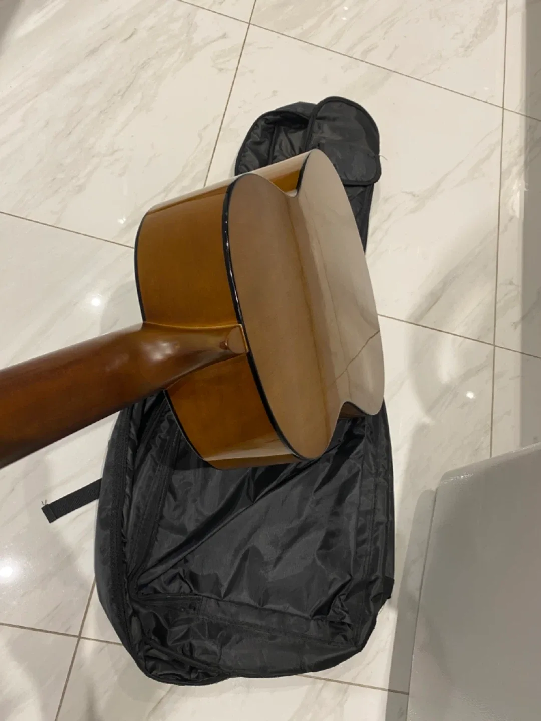 Acoustic Guitar with Case image indicator(9)