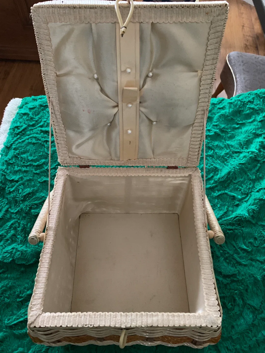 Vintage Wicker Sewing Basket image indicator(3)