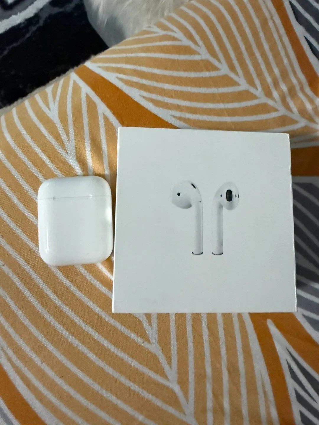 Apple AirPods (2nd generation) with charging case