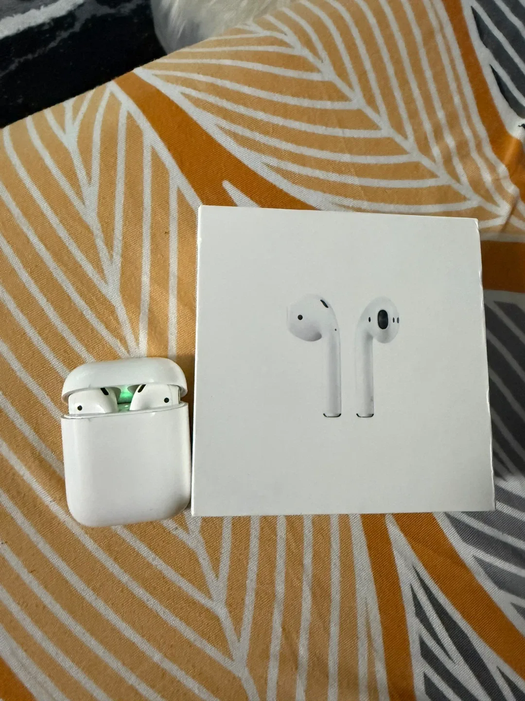 Apple AirPods (2nd generation) with charging case image indicator(3)