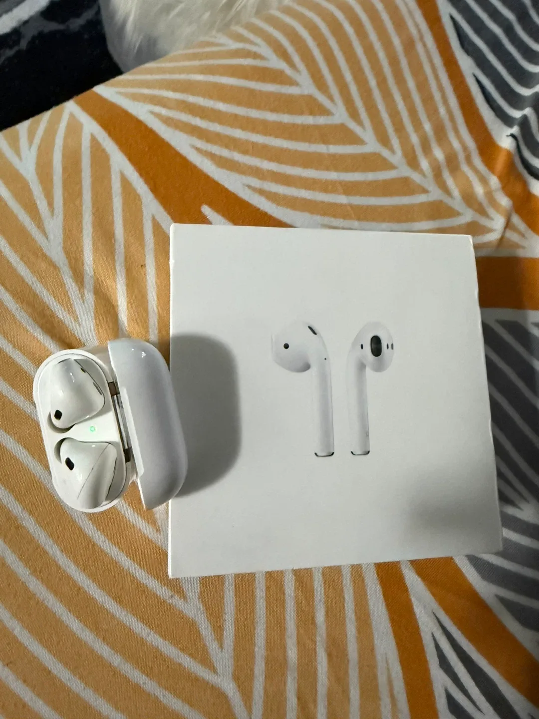 Apple AirPods (2nd generation) with charging case image indicator(2)
