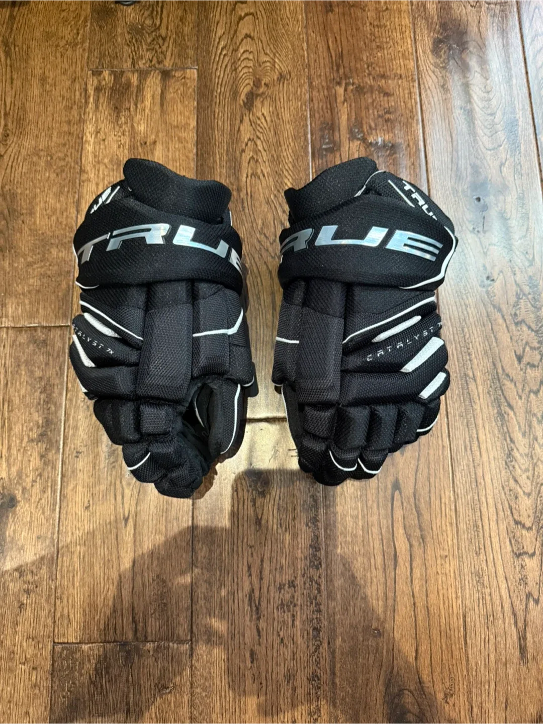 True Catalyst Hockey Gloves - Black