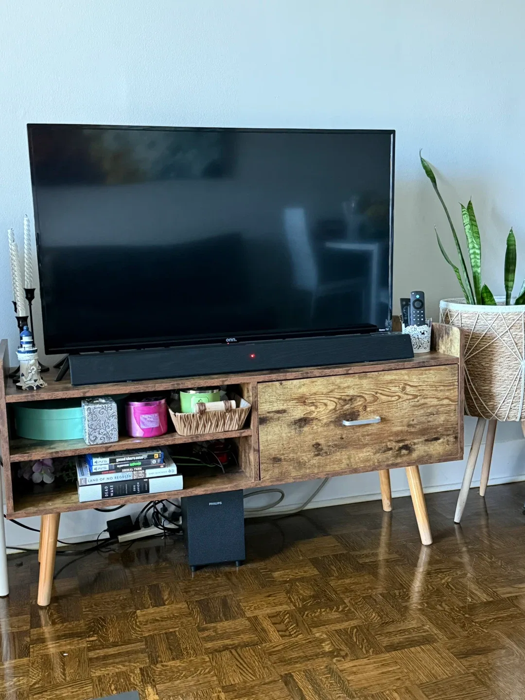 TV 43" 4K UHD Smart TV - with box and wall mount image indicator(3)