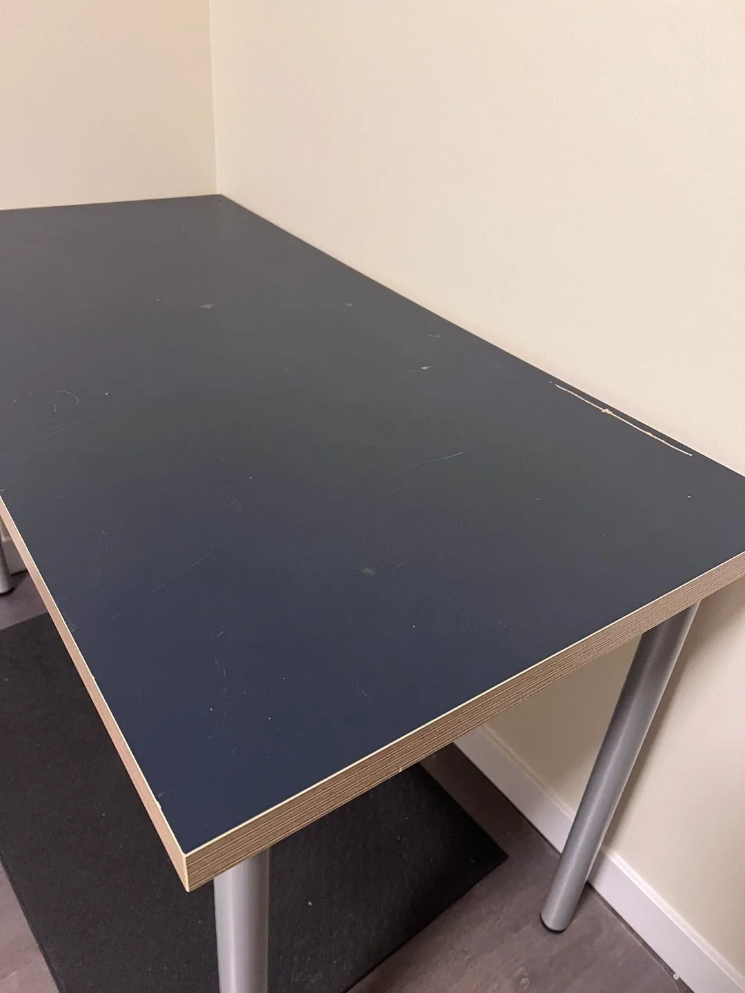 Black Desk with Silver Legs image indicator(2)