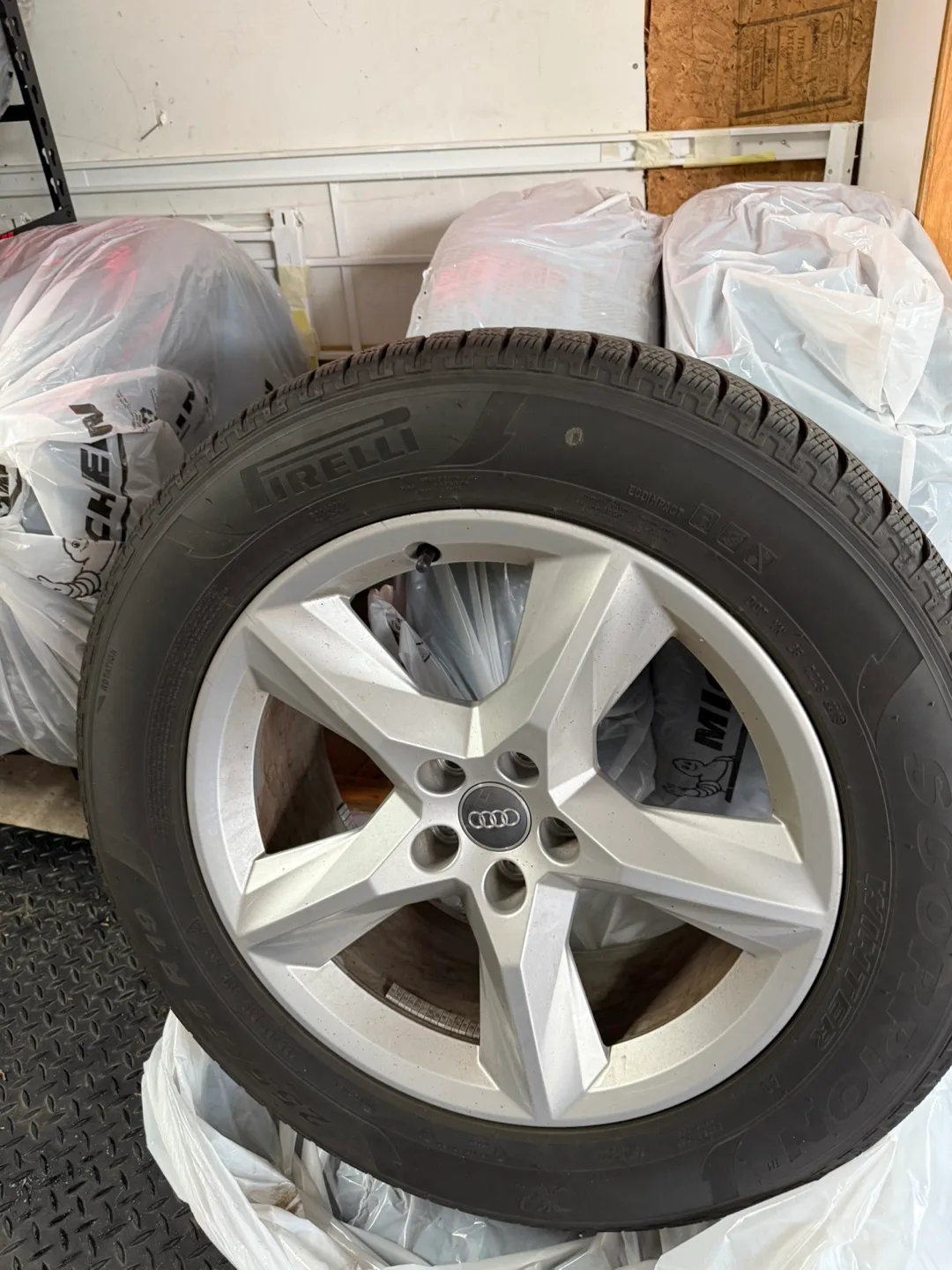 Pirelli Winter 210 Sottozero Serie II Tire on Audi Rim image indicator(2)