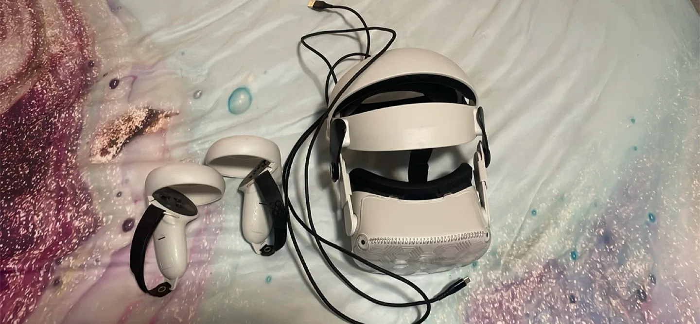 Meta Quest 2 VR Headset(price negotiable)