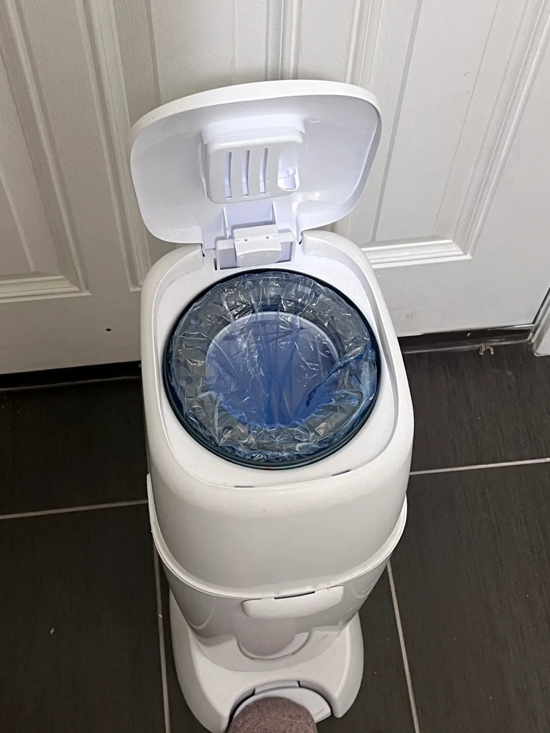 Munchkin Step Diaper Pail image indicator(2)