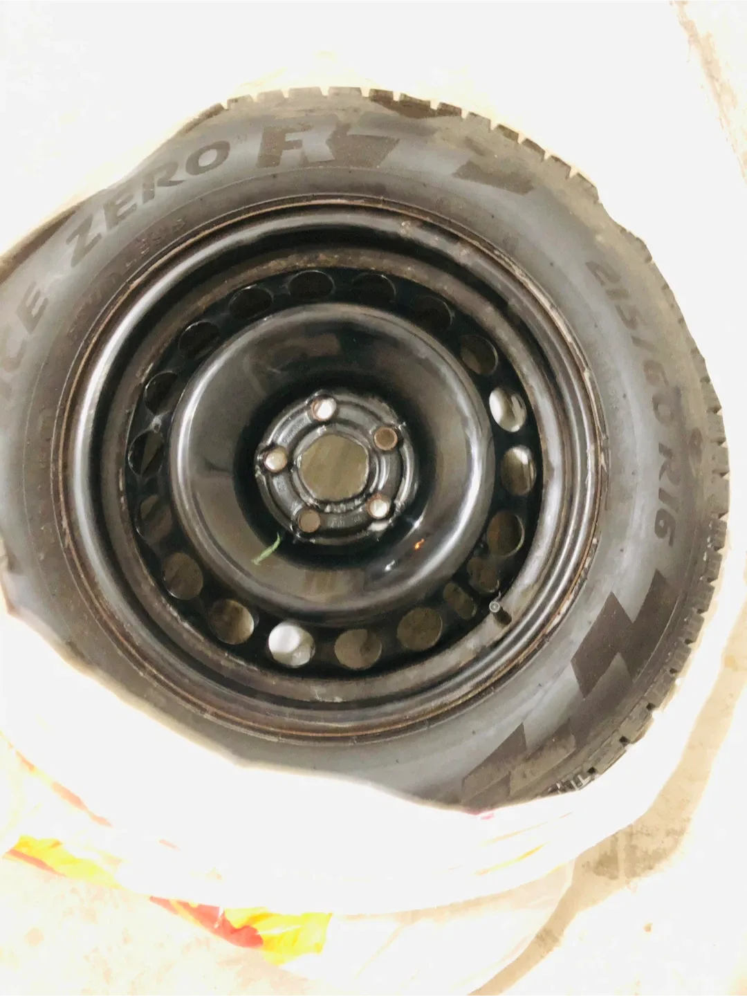 Pirelli Ice Zero FR 215/60R16 Tire