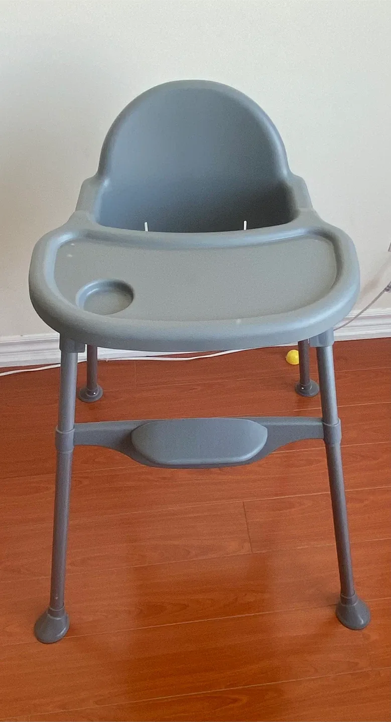 Simple & Easy-to-Clean High Chair – Great Condition
