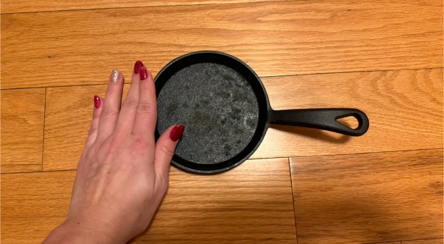 Small Cast Iron Skillet image indicator(2)