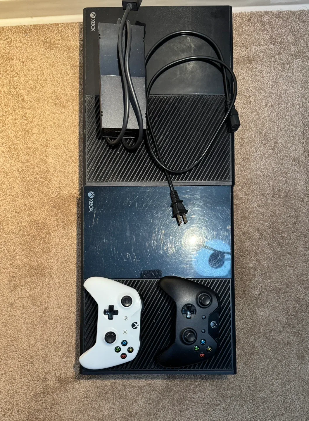 Xbox One Consoles with Controllers image indicator(2)