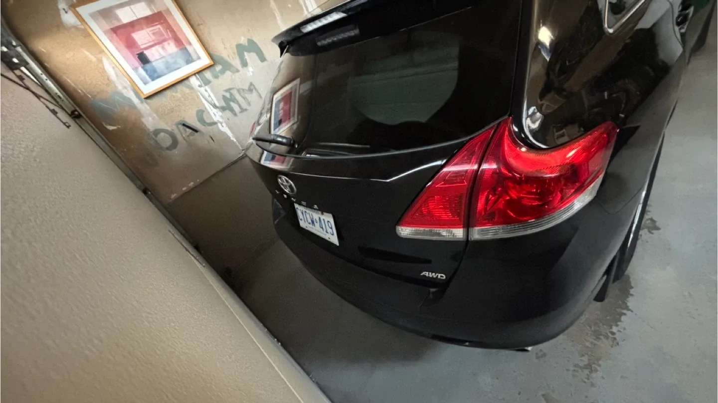 Toyota Venza - Black SUV image indicator(3)