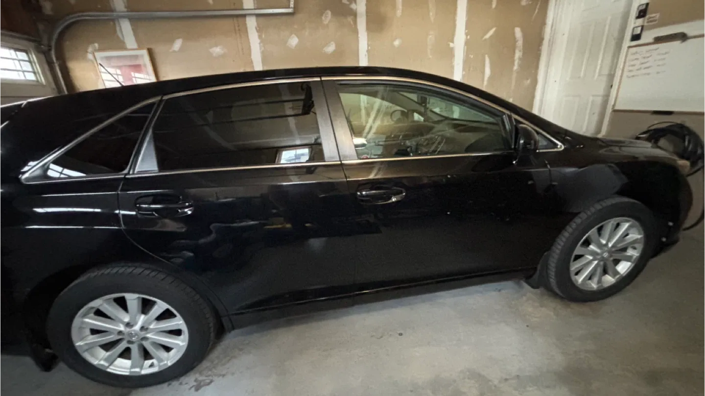 Toyota Venza - Black SUV image indicator(2)