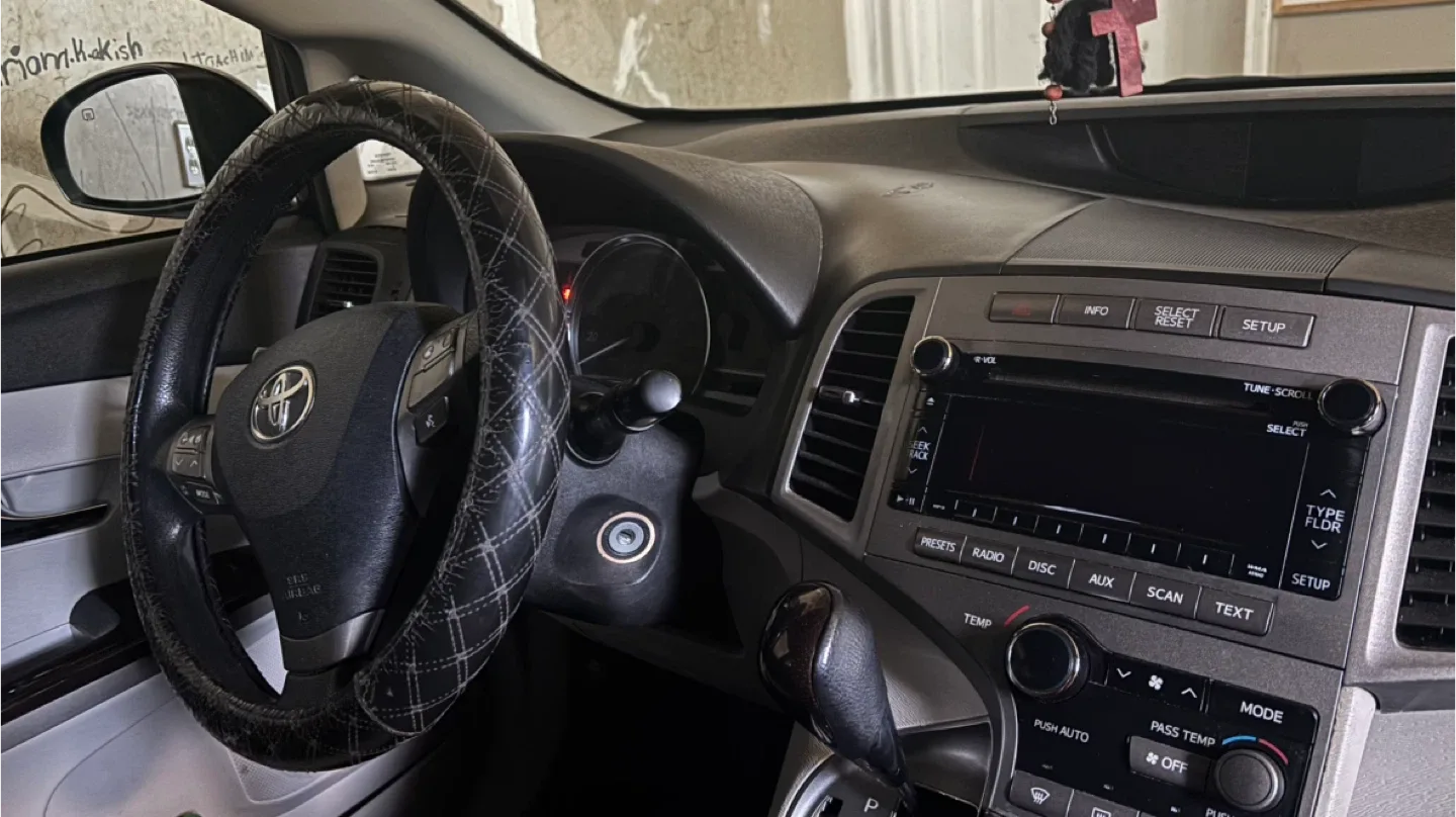 Toyota Venza - Black SUV image indicator(6)