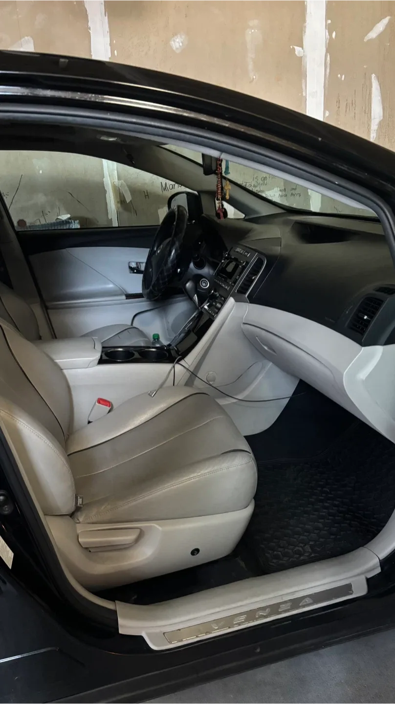 Toyota Venza - Black SUV image indicator(4)