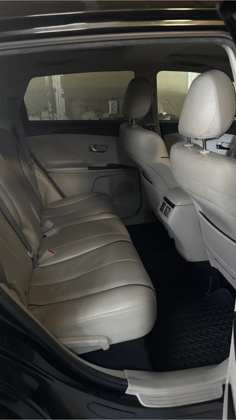 Toyota Venza - Black SUV image indicator(5)