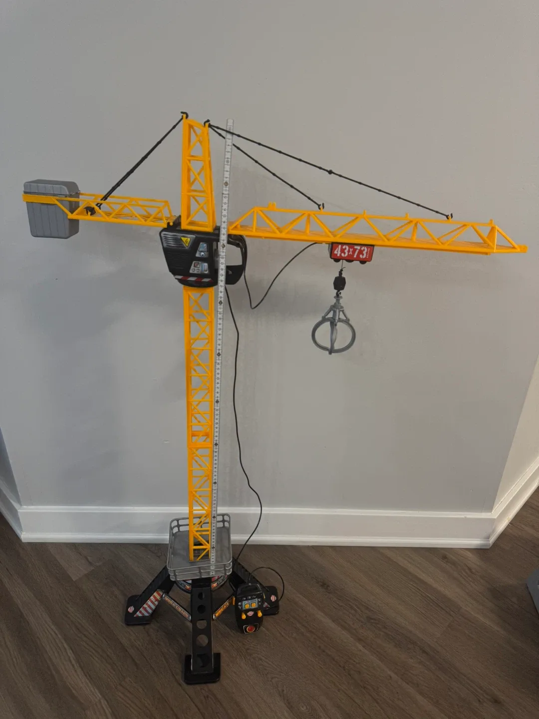 Dickie Toys Construction Motorized Mega Crane Toy 48-In image indicator(3)
