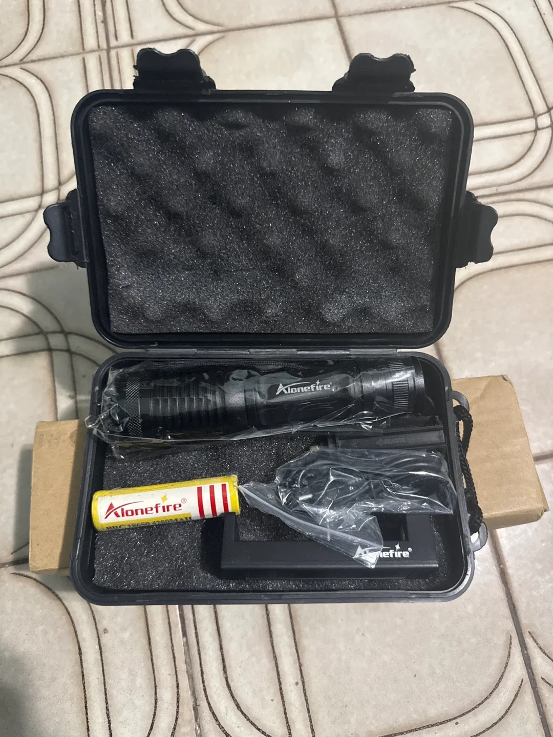 Alonefire Professional Lighting Flashlight image indicator(2)