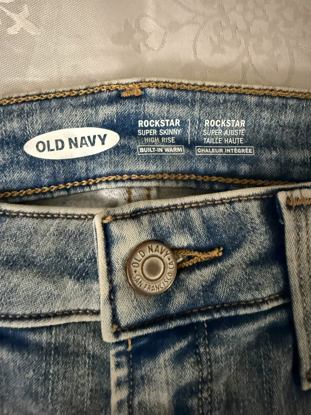 New Old Navy Rockstar Super Skinny Jeans - Size 0 image indicator(3)