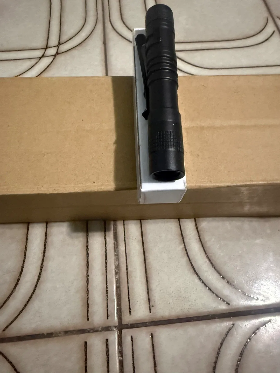 AloneFire Black Flashlight image indicator(4)