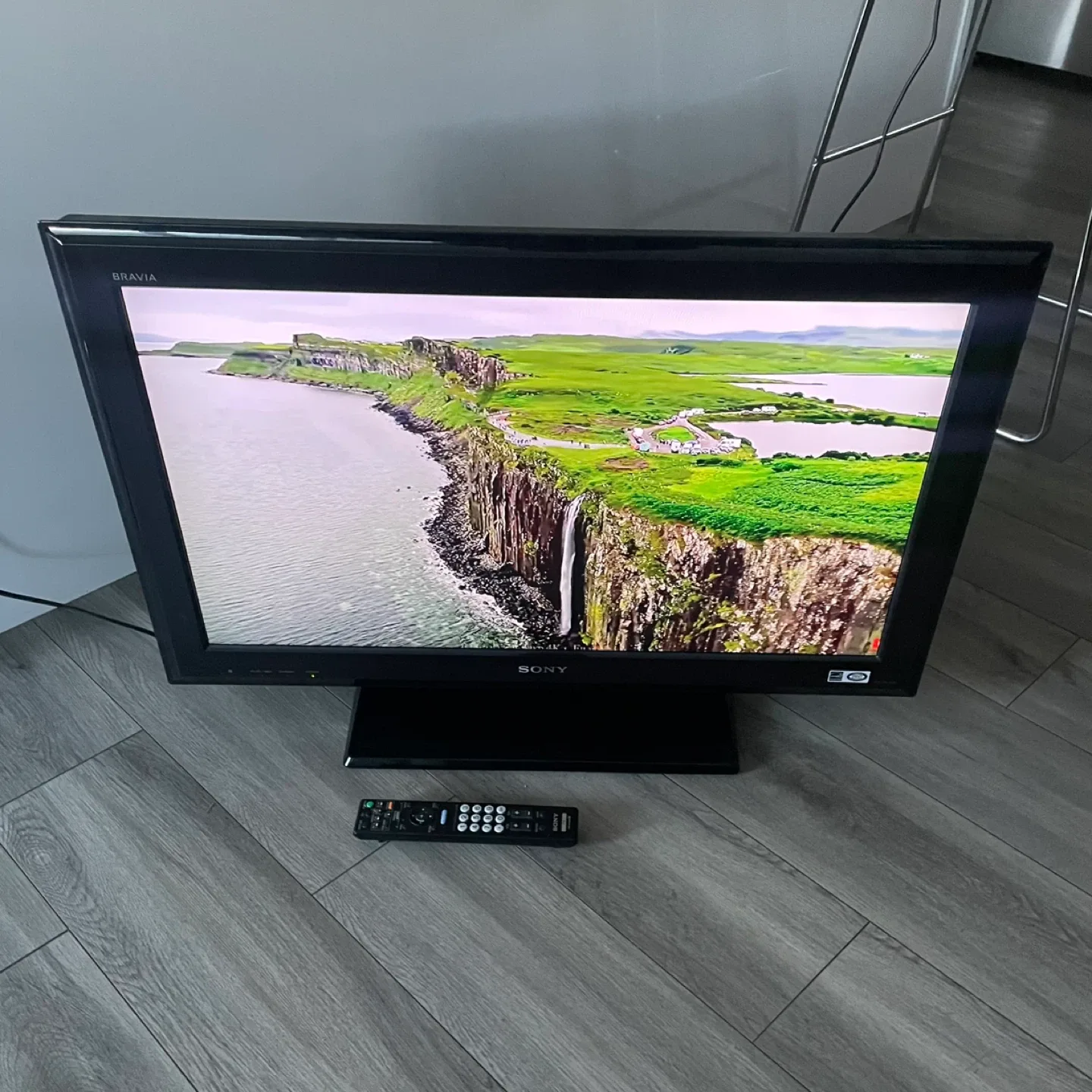 Sony 32" TV image indicator(2)