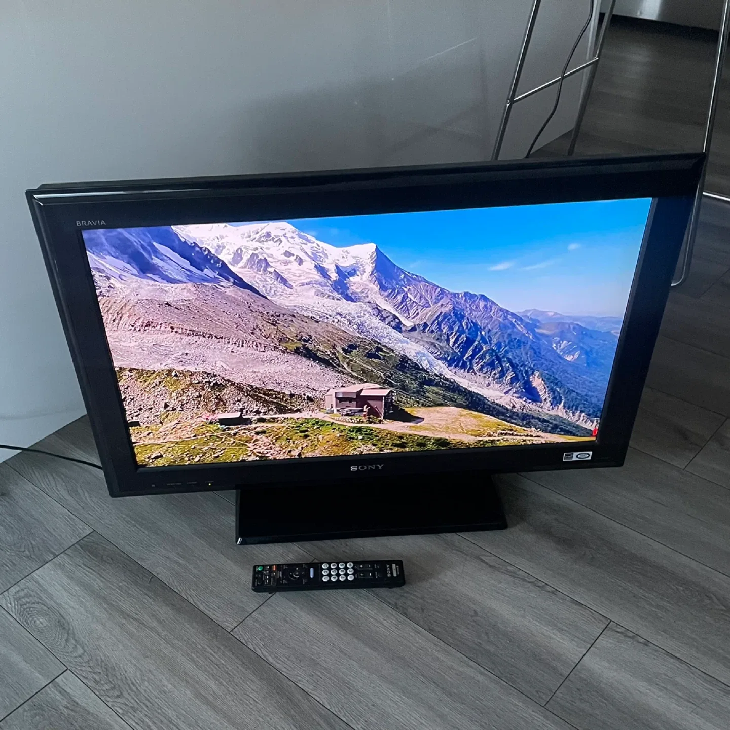 Sony 32" TV image indicator(3)