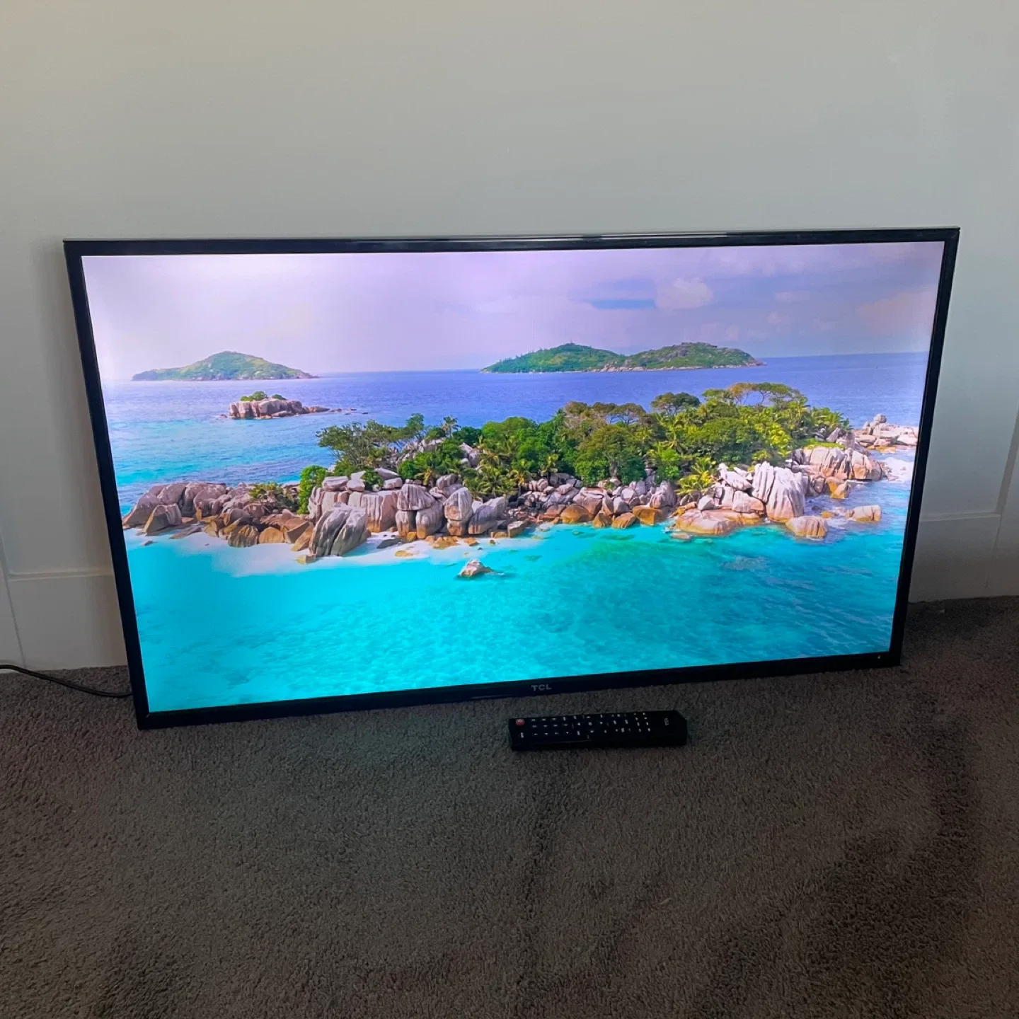 TCL 40” TV image indicator(2)
