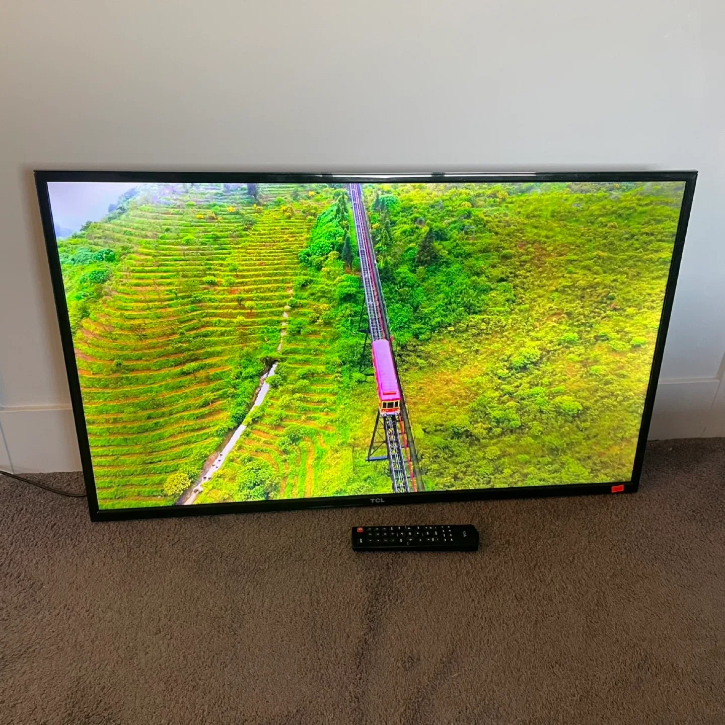 TCL 40” TV image indicator(7)
