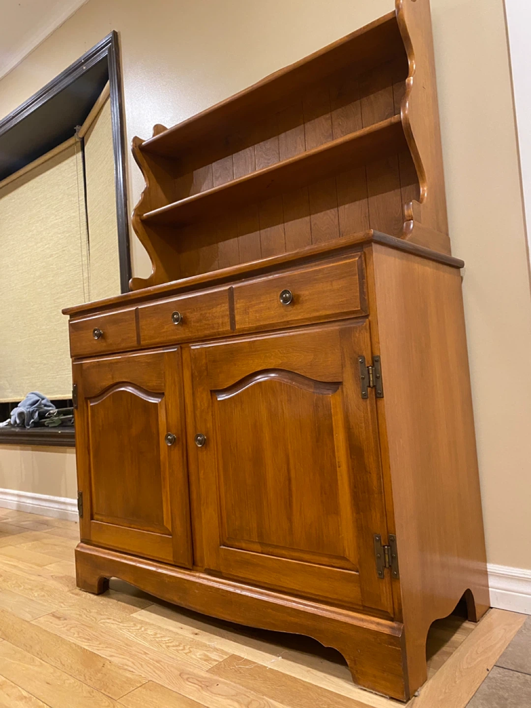 Vintage 1963 High End Solid Maple Buffet & Hutch (CAN DELIVER) - photo 2