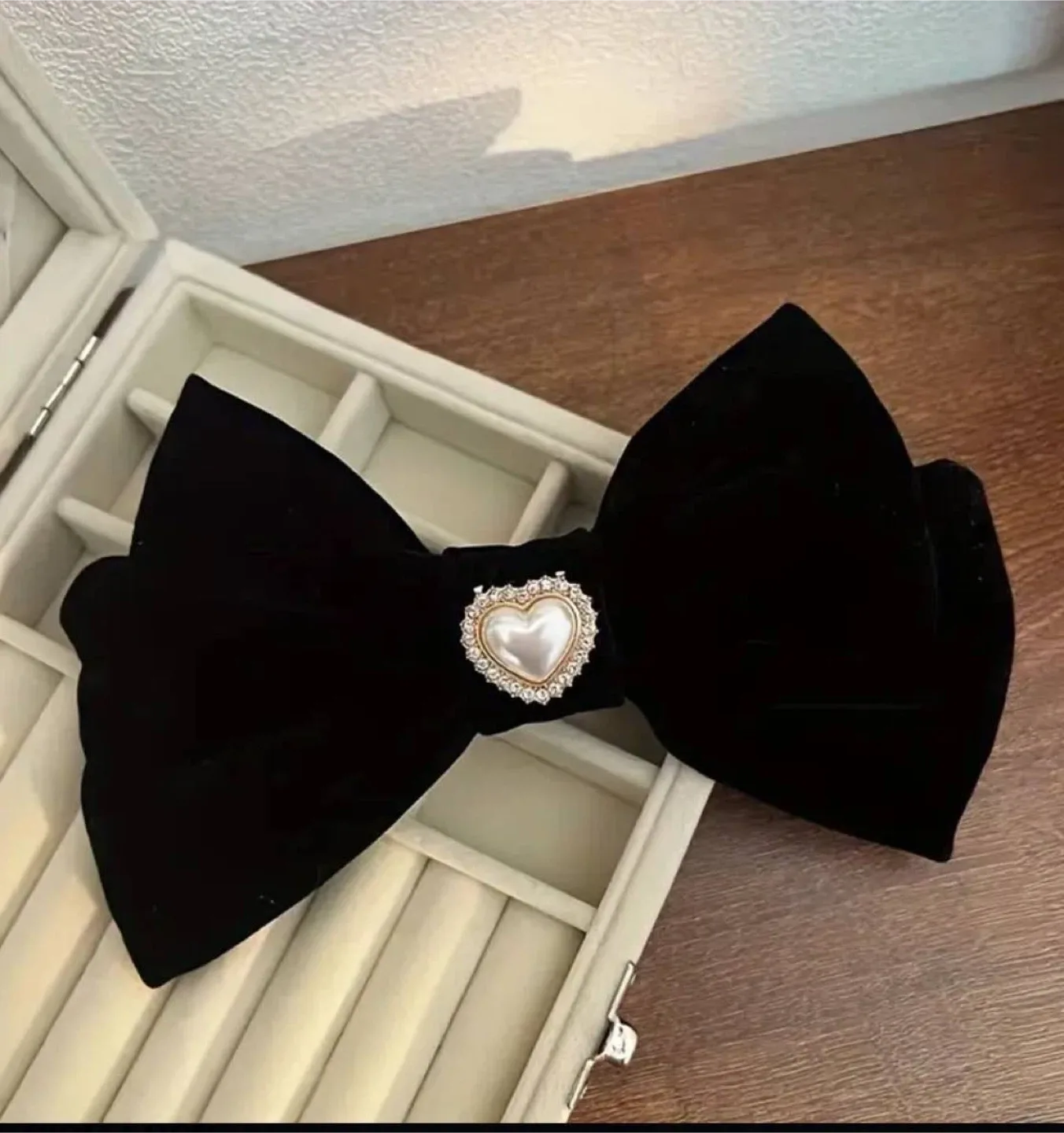 Black velvet bow with a pearl heart image indicator(4)