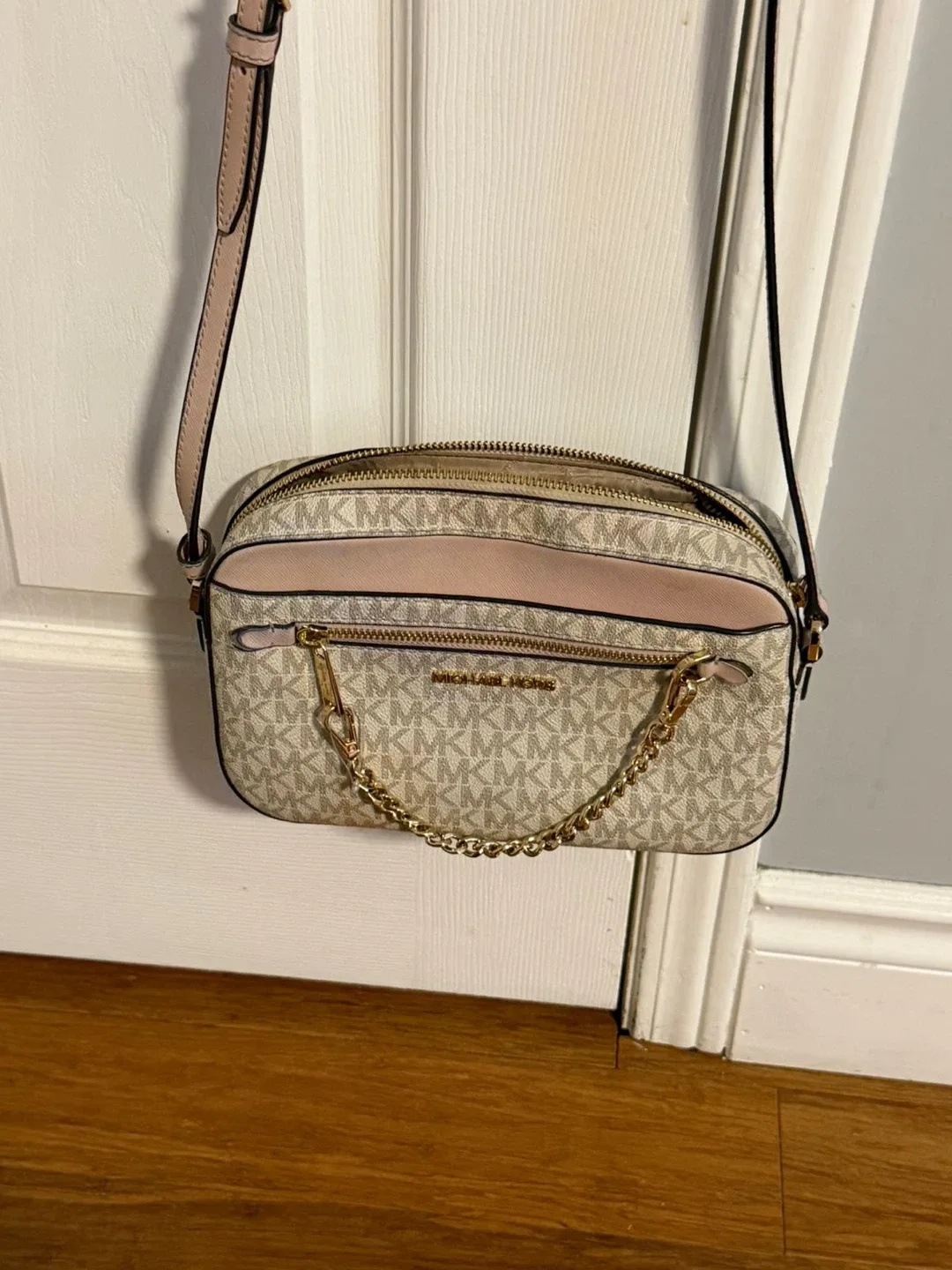 Michael Kors Crossbody Bag image indicator(2)