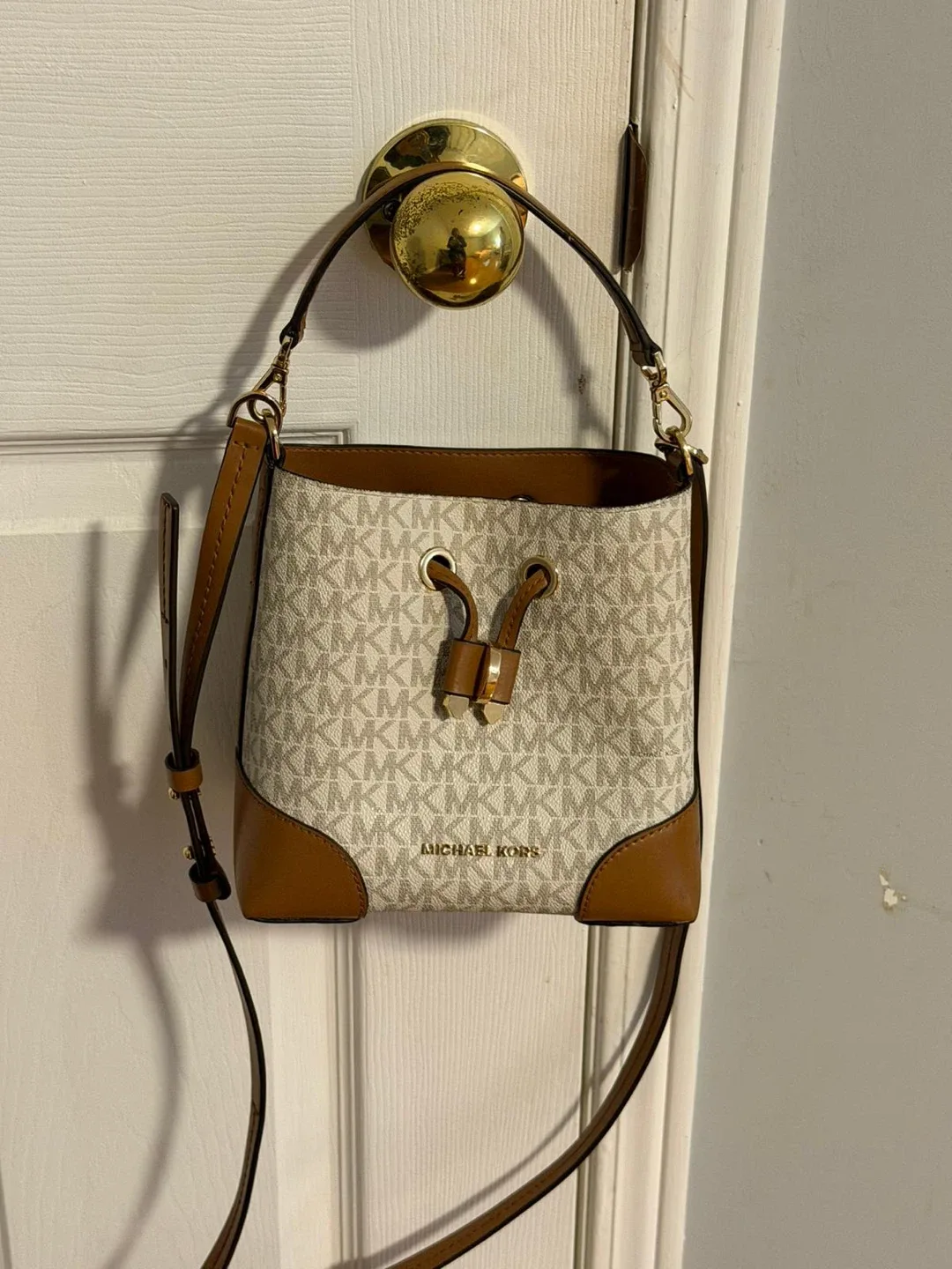 Michael Kors Bucket Bag image indicator(2)