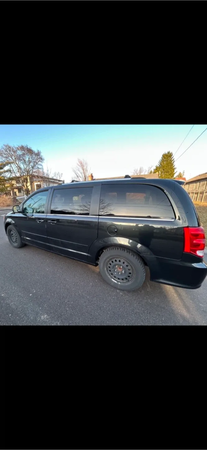 Dodge Grand Caravan - Black Minivan image indicator(3)