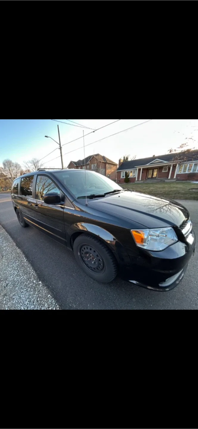 Dodge Grand Caravan - Black Minivan image indicator(4)