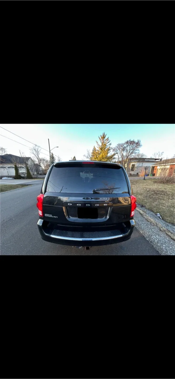 Dodge Grand Caravan - Black Minivan image indicator(2)