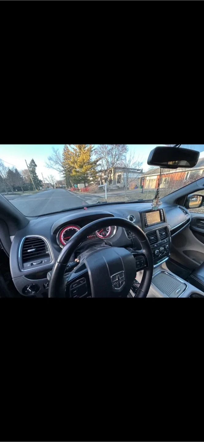 Dodge Grand Caravan - Black Minivan image indicator(5)