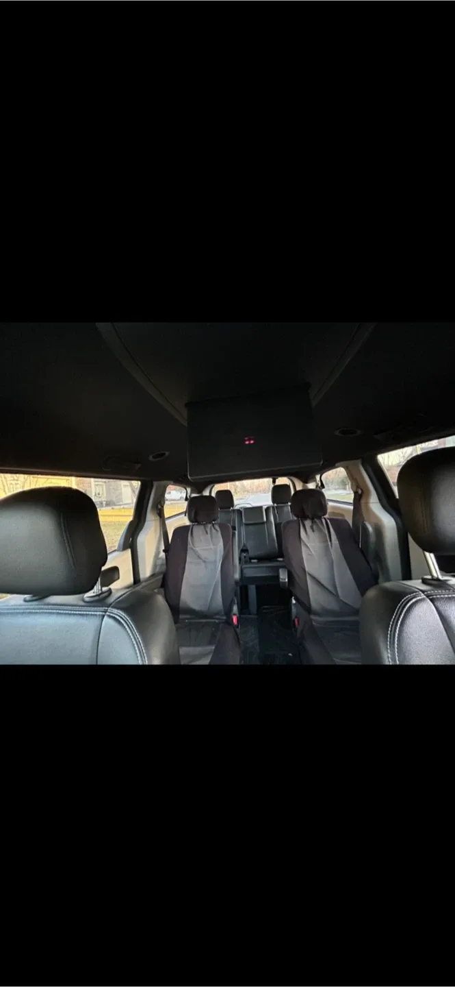 Dodge Grand Caravan - Black Minivan image indicator(8)